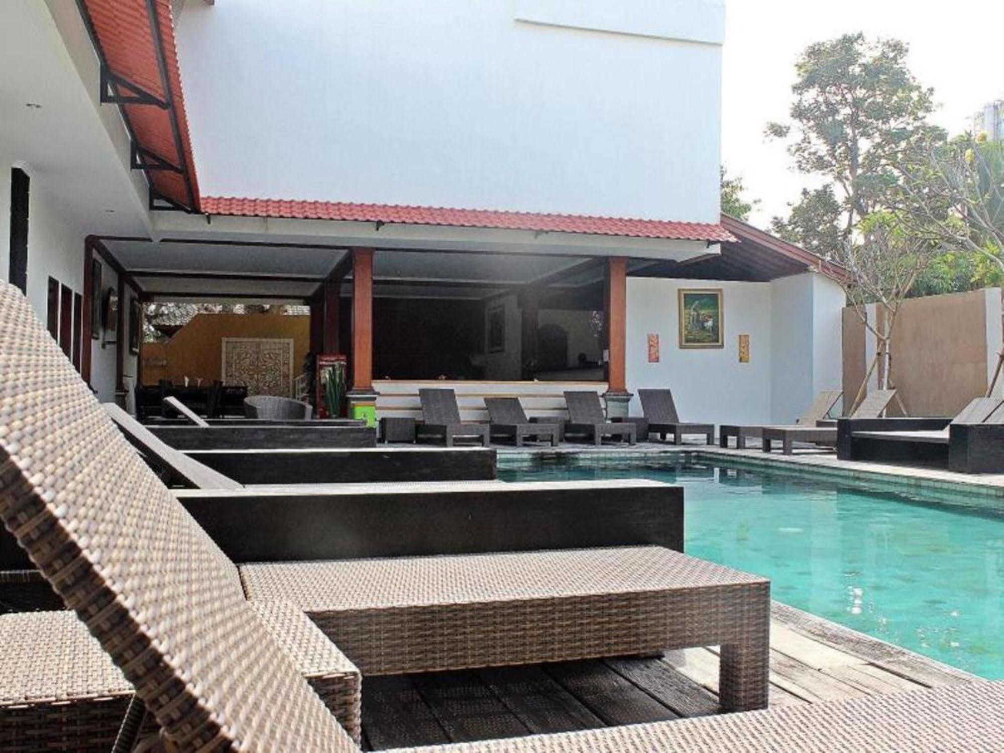 Mirah Hostel Legian  Bagian luar foto