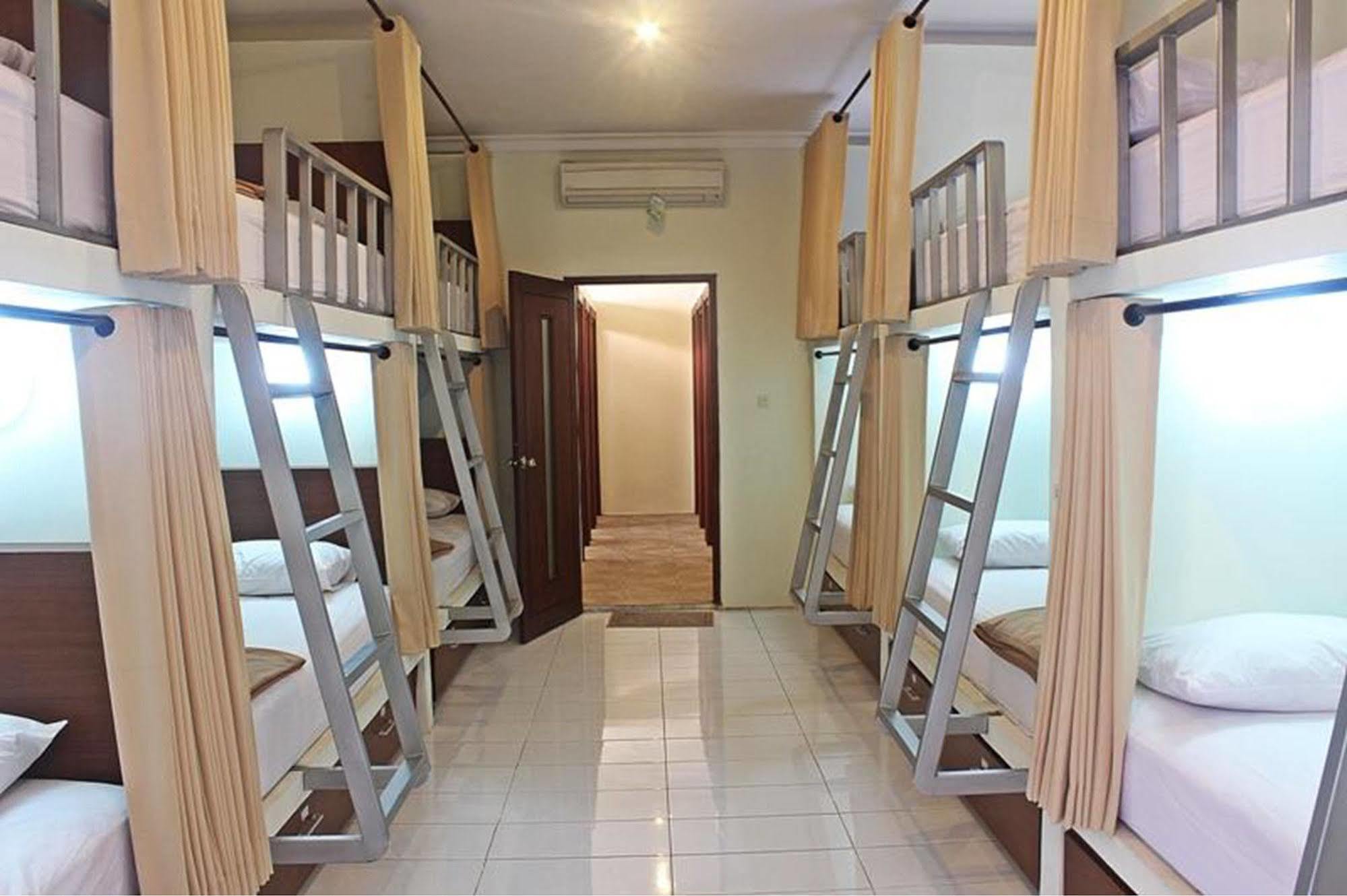 Mirah Hostel Legian  Bagian luar foto