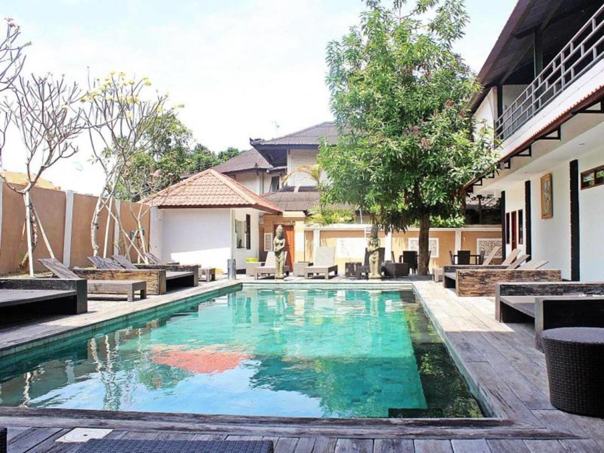 Mirah Hostel Legian  Bagian luar foto