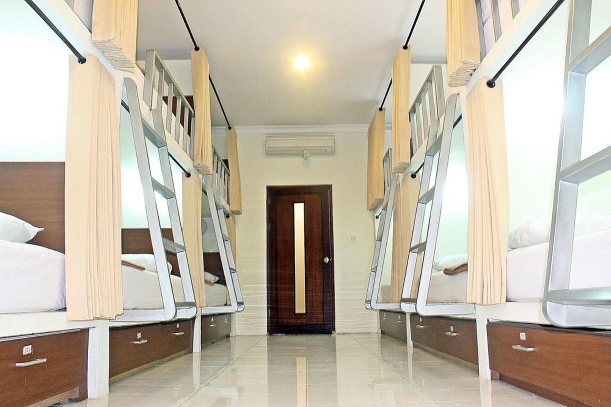 Mirah Hostel Legian  Bagian luar foto