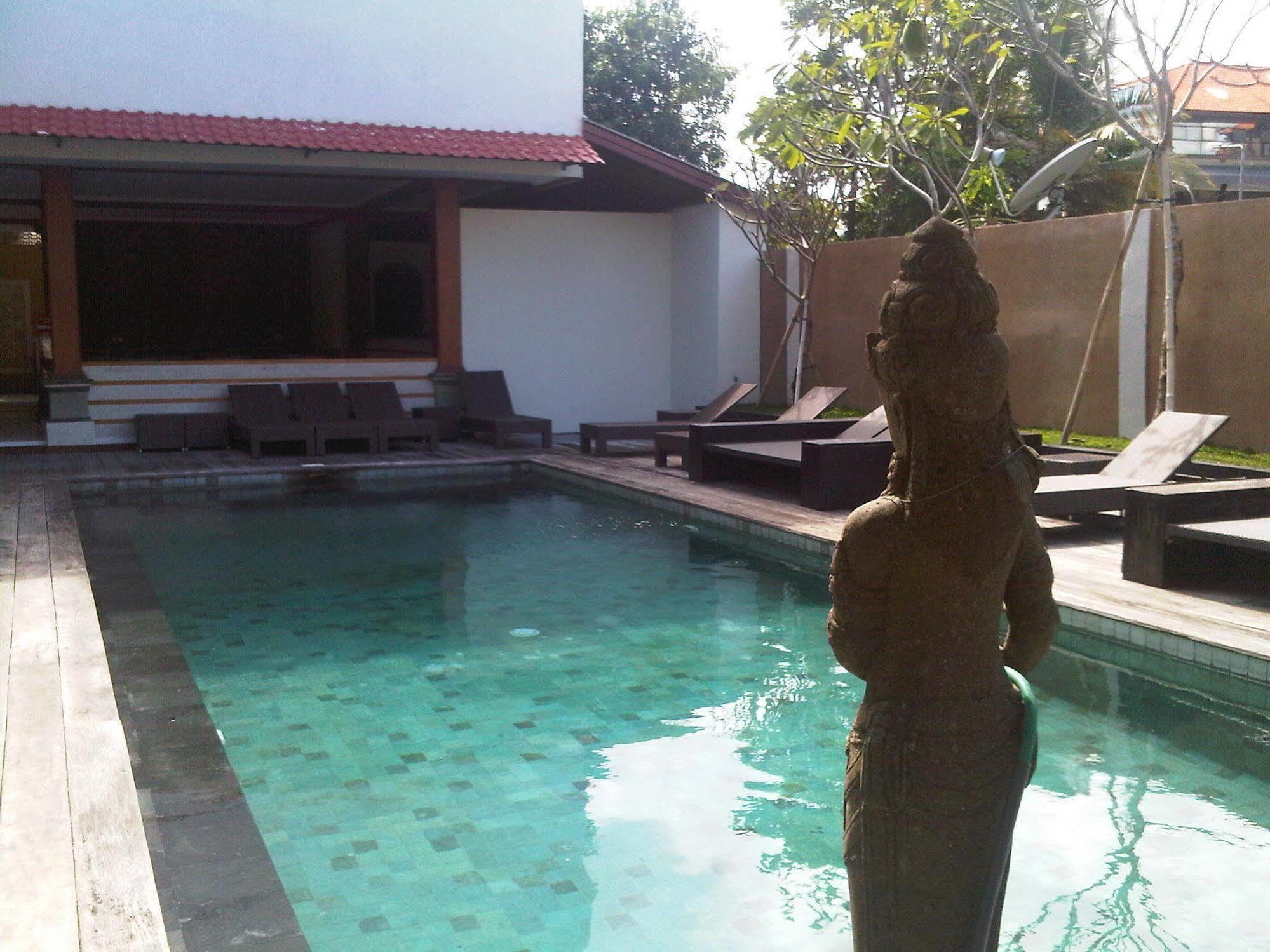 Mirah Hostel Legian  Bagian luar foto