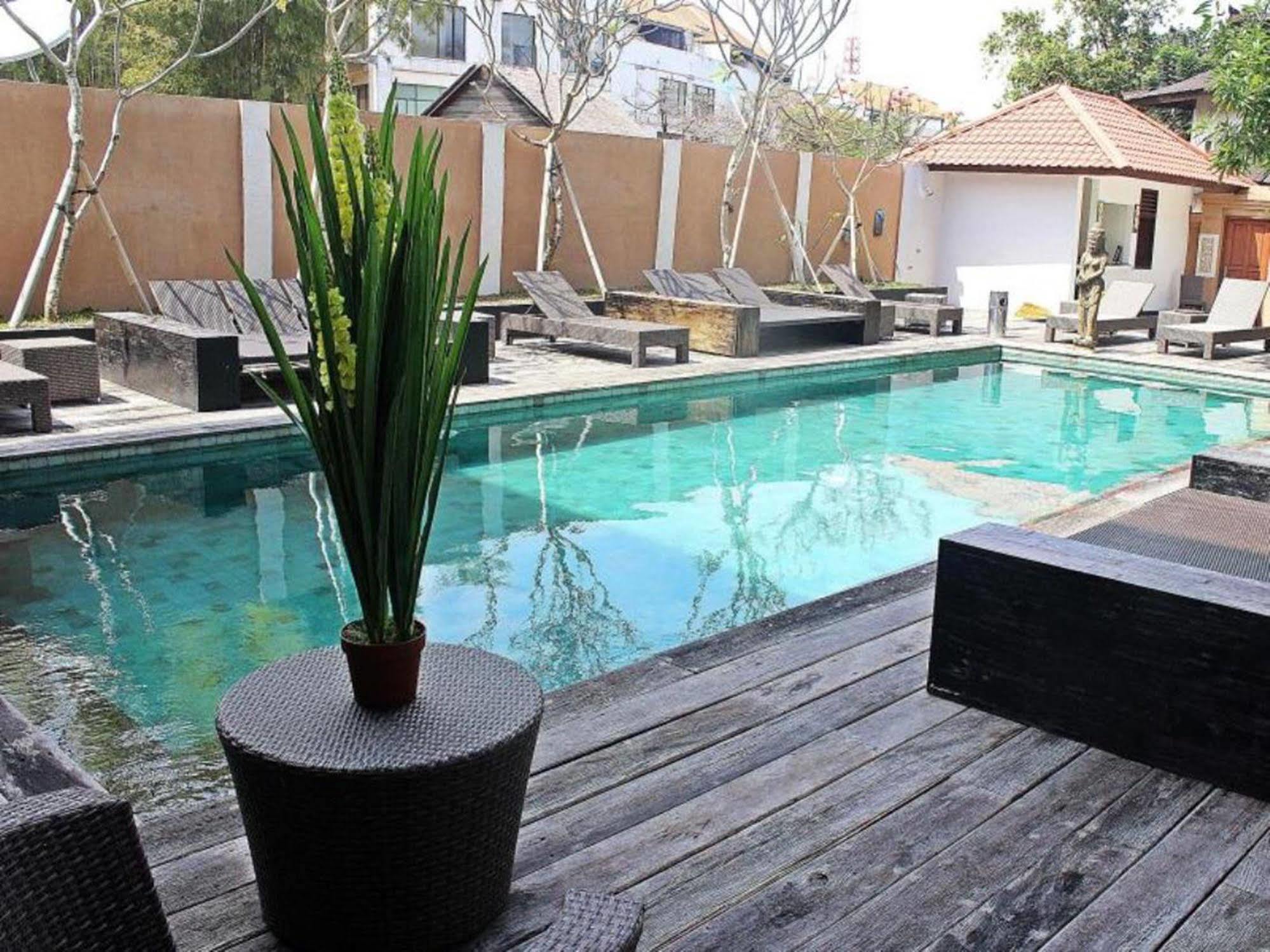 Mirah Hostel Legian  Bagian luar foto