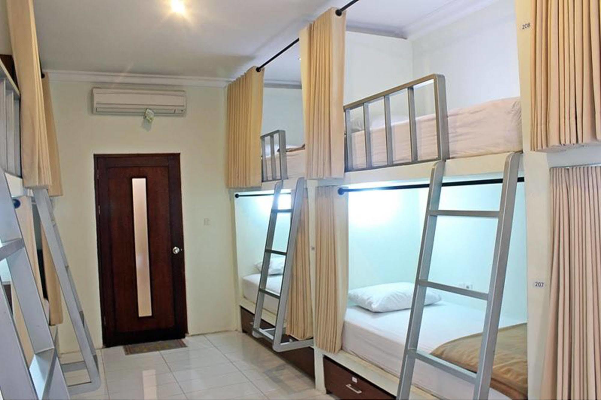 Mirah Hostel Legian  Bagian luar foto