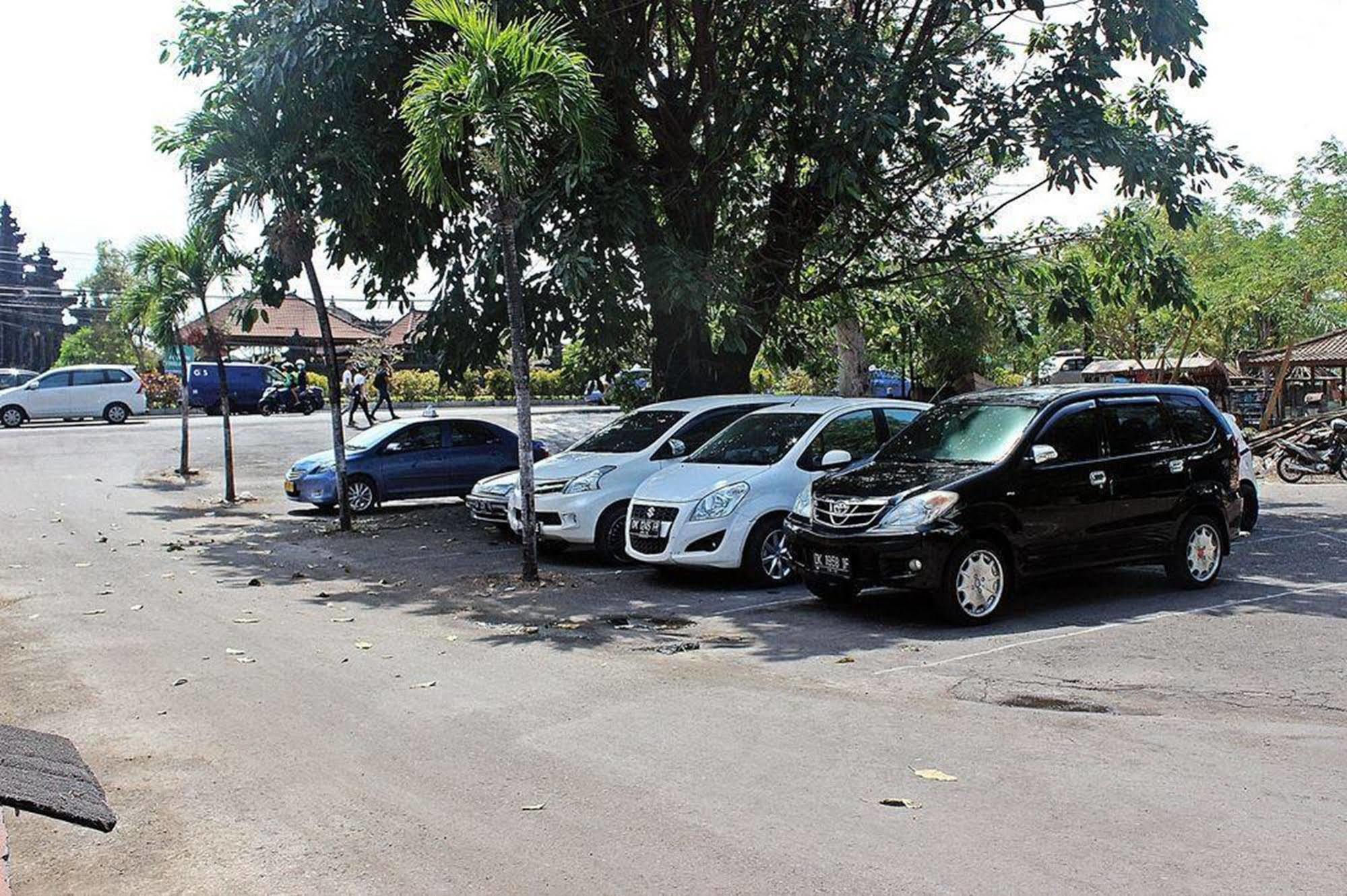 Mirah Hostel Legian  Bagian luar foto
